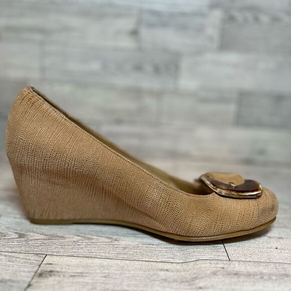 Stuart Weitzman tan embossed wedges with tortoise shell accent buckle size 7.5 - Picture 2 of 16